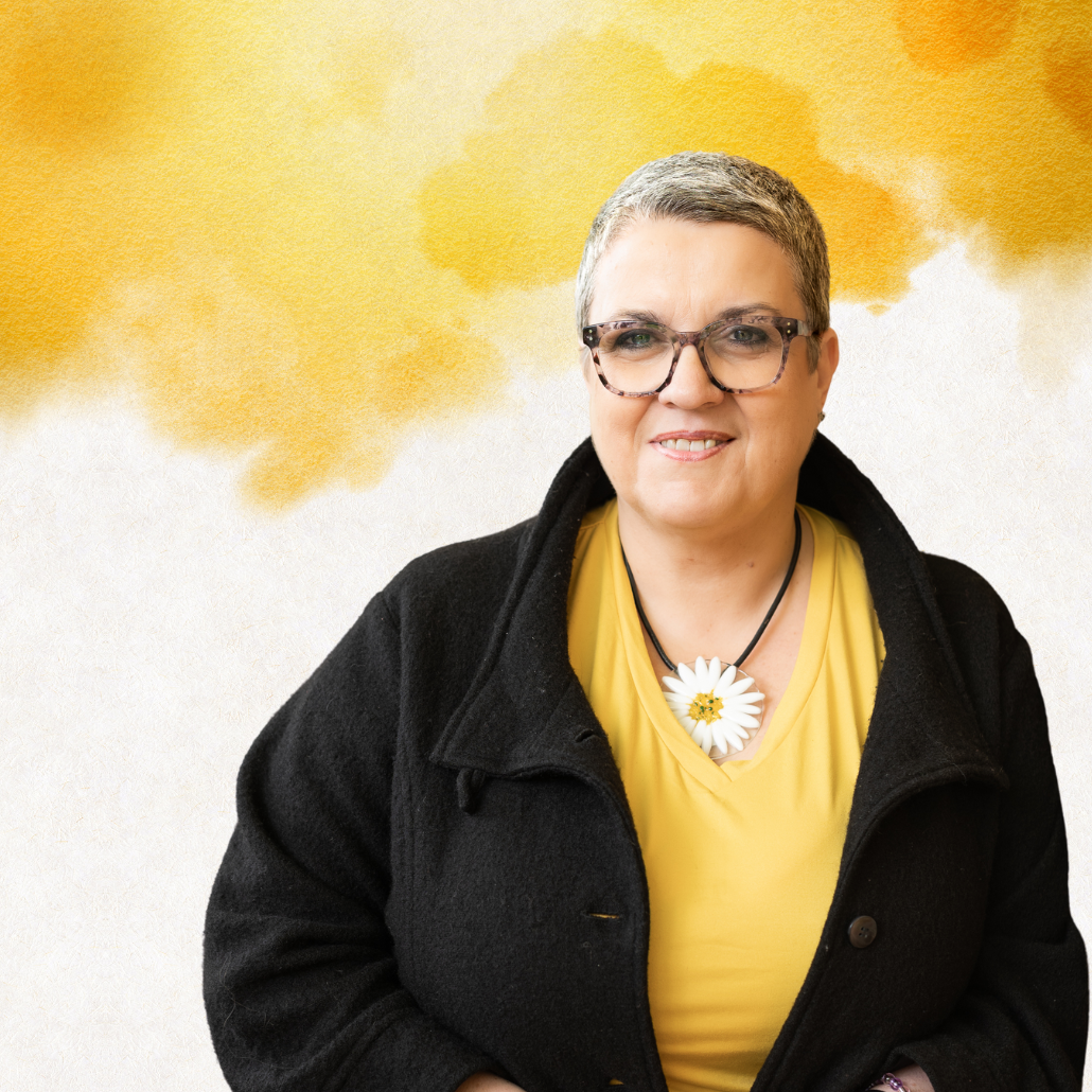 Súsanna Vígdá spirituel rådgiver iført gul bluse og sort frakke